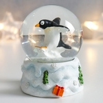 Сувенир полистоун водяной шар "Пингвин на снегу" 7568039